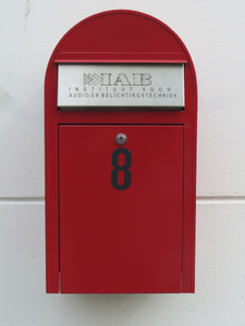 908482 Afbeelding van een moderne rode brievenbox aan de gevel van het pand Schaverijstraat 8 te Utrecht, met de tekst ...